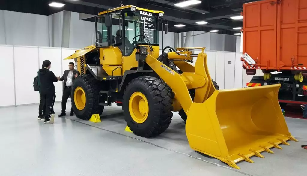 Одноковшевый фронтальный погрузчик SDLG LG946L