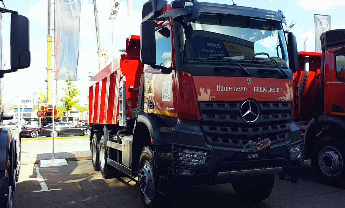 Тяжелый самосвал Mercedes-Benz Arocs 3345 AK. Три оси и полный привод –  Рейс.РФ