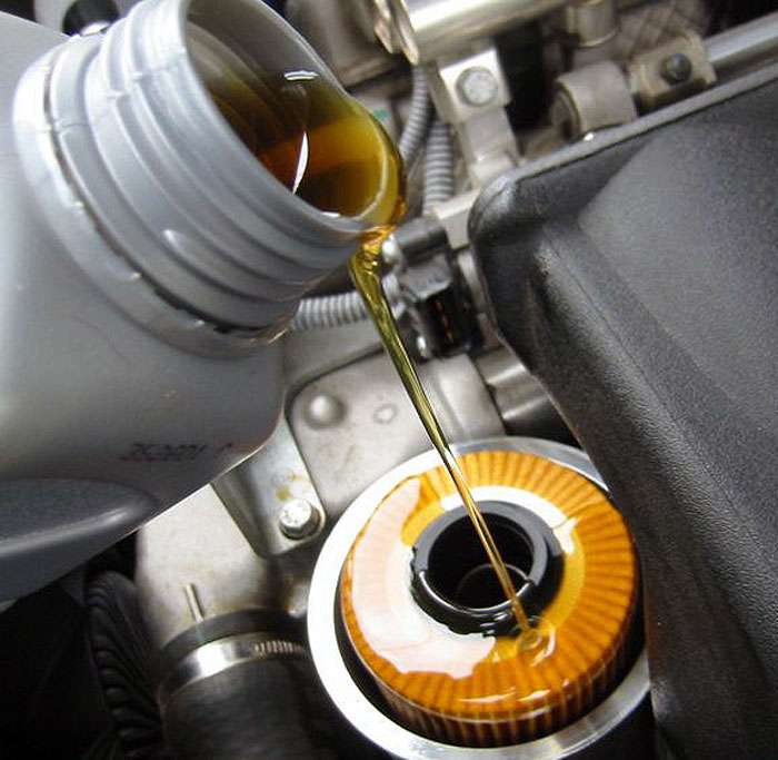 Замена моторное масло фильтр. Масляный клапан над фильтром масла Солярис. Фильтрация масла в двигателе. Смазка масляного фильтра. Фильтр для заливания масла\.