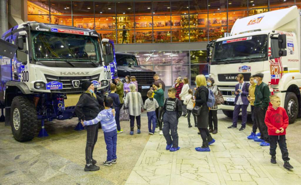 КАМАЗ-мастер поздравляет детей