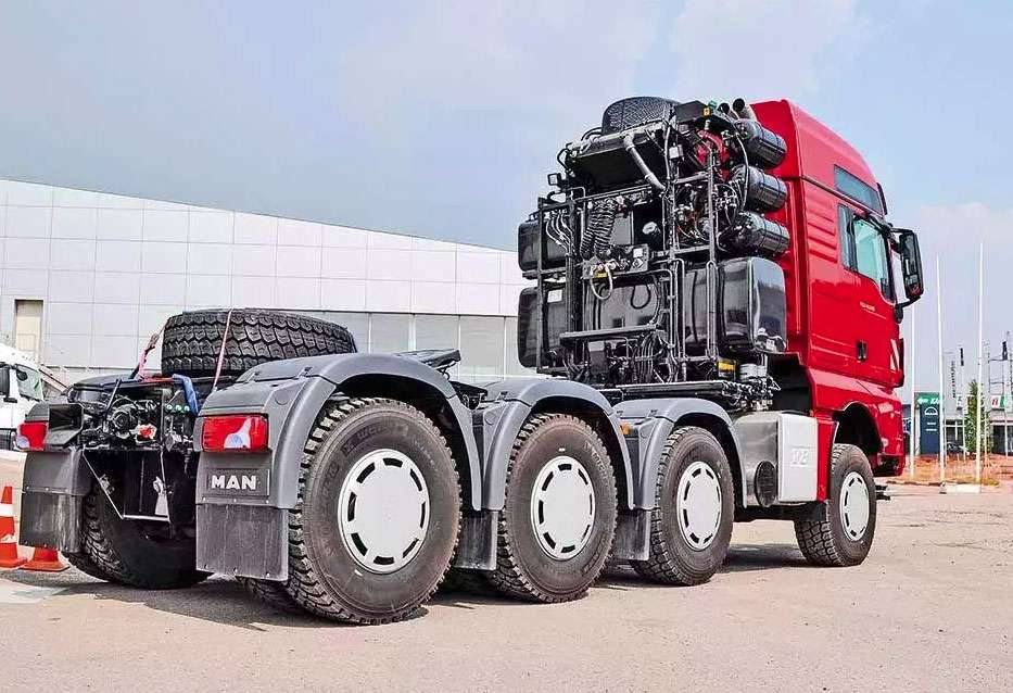 Мощность двигателя скании. Ман седельный тягач 8x8. Man TGX 41.680 балластный тягач. Scania 8x8 тягач. Man 230 тягач.